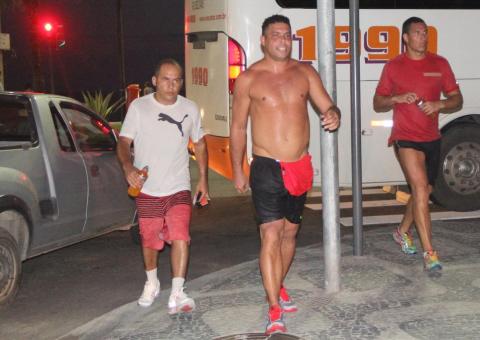 Com barriga de fora, Ronaldo Fenômeno corre atrás do 'tanque' perdido