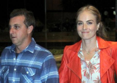 Angélica e Luciano Hulk curtem cinema juntinhos