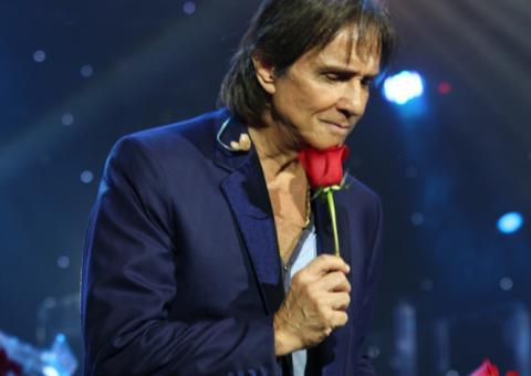 Cheio de romantismo, Roberto Carlos se apresenta em São Paulo