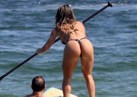 Andrea de Andrade faz stand up paddle de fio-dental