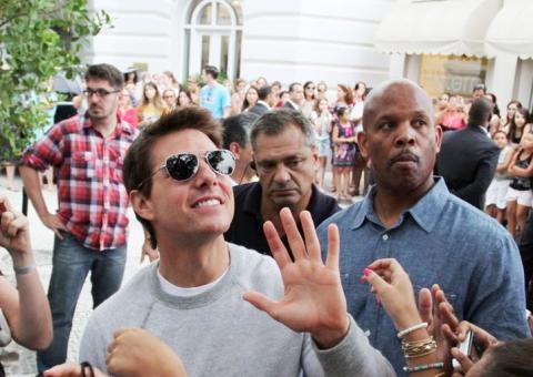 Tom Cruise sai do hotel para cumprimentar fãs