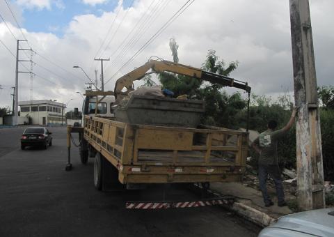 Caminhão é apreendido jogando 10t de lixo em via pública