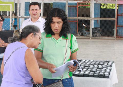 Após Mutirão de Cirurgia de Catarata, população de Manicoré recebe óculos 