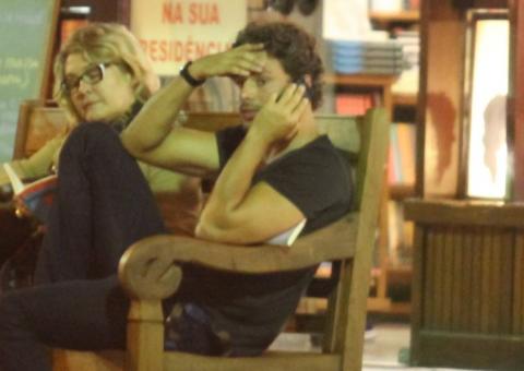 Após fotos com Ísis Valverde,  Cauã Reymond passeia com amiga