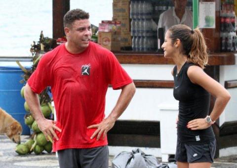  Namorada de Ronaldo ajuda ex-jogador a manter a forma