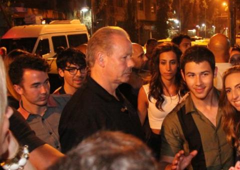 Trio americano Jonas Brothers causa tumulto em bar carioca