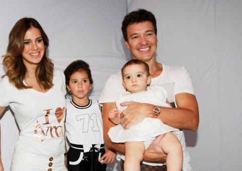  Rodrigo Faro desfila com esposa e três filhas em evento