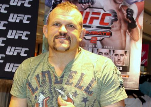 Divulgando a luta de sábado, lutador Chuck Lidell atende a fãs brasileiros