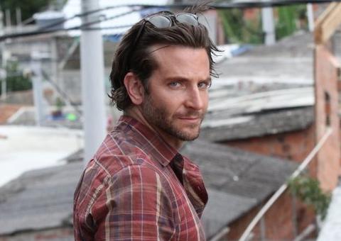  Bradley Cooper e Ed Helms visitam morro no Rio