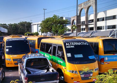 Câmara Municipal de Manaus cercada por ônibus alternativos