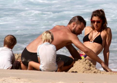 Fernanda Lima e Rodrigo Hilbert curtem filhos na praia