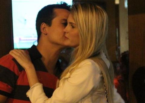  Ex de Nivea Stelmann é clicado aos beijos com Bárbara Evans