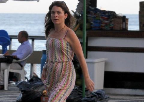 Claudia Abreu sai correndo descalça pelas ruas ao avistar paparazzi