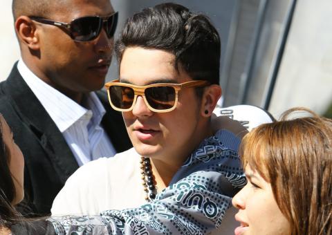 Luan Santana é agarrado por fãs no aeroporto