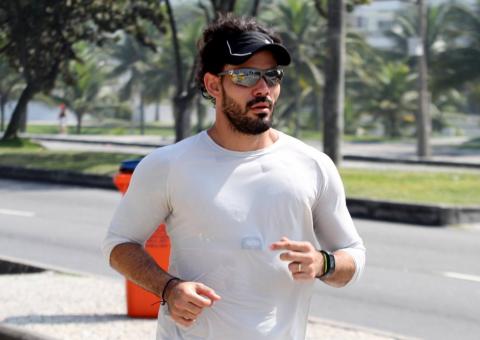 Protagonista da próxima novela das 9, Juliano Cazarré corre para manter a forma