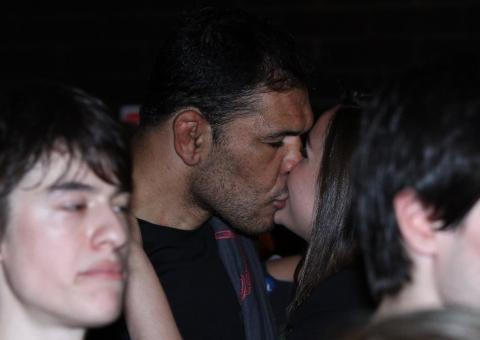 Minotauro troca beijos com morena durante show