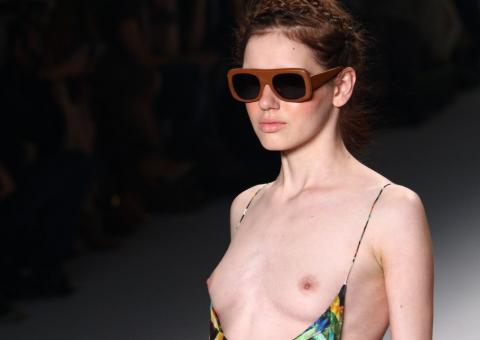 Seios e bumbum de modelo ficam à mostra durante desfile