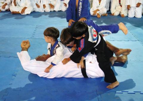 Projeto de Lutas nas escolas da Semed realiza “Aulão com Ronaldo Jacaré”