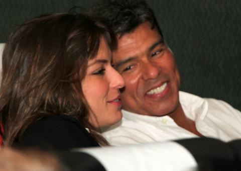 Em clima de romance, Maurício Mattar é clicado com namorada nova no cinema