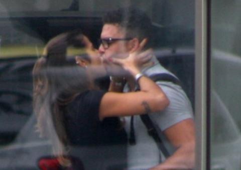 Apaixonado, Ronaldo mata as saudades da namorada