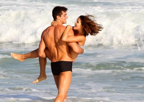 Pérola Faria curte tarde romântica na praia