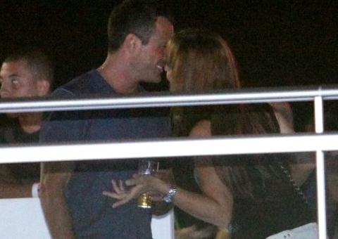  Solteiro, Malvino Salvador beija loira e é xavecado por morena no Rock in Rio