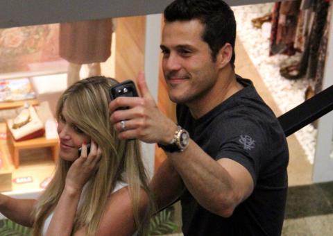  Depois da vitória, Julio Cesar curte passeio com esposa