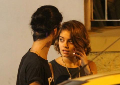 Sem Malvino Salvador, Sophie Charlotte vai a jantar com amigos