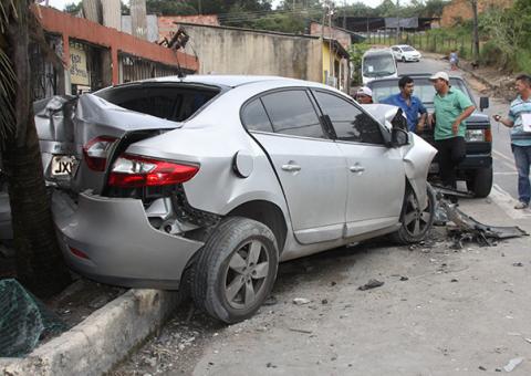 “Ele bateu no carro estacionado e seguiu, mas não conseguiu mais subir a outra ladeira da rua e desceu de ré, caindo no barranco”