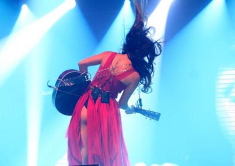 Paula Fernandes usa vestido ousado e mostra demais em show 