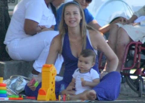 Luana Piovani passa o domingo brincando com o filho