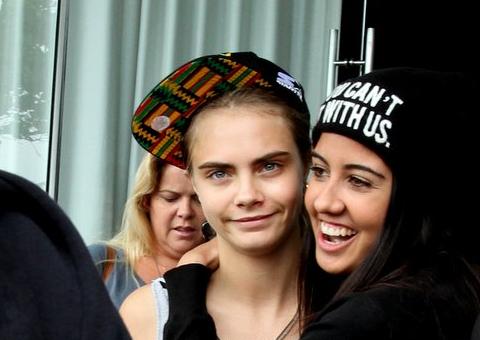 Top britânica, Cara Delevingne, atende fãs durante passagem pelo Brasil