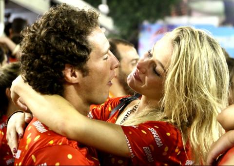  Famosos beijam muito durante o desfile das vencedoras