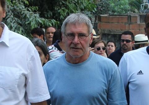  Harrison Ford, astro de Indiana Jones, visita favela no Rj