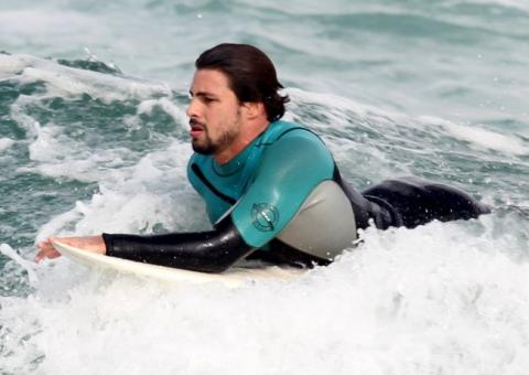Em meio a boatos de crise no relacionamento, Cauã Reymond tira a tarde para surfar em praia carioca