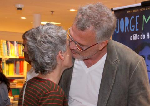 Pedro Bial troca carinhos com a namorada em livraria