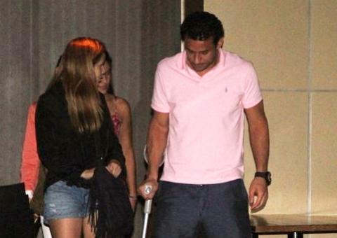 Depois de derrota do Fluminense, Fred beija loira durante jantar