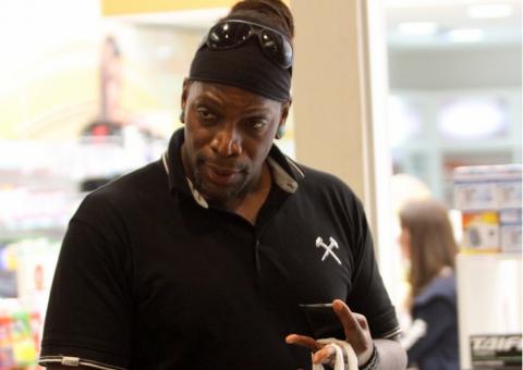  Paparazzi seguem vocalista do Sepultura até na farmácia