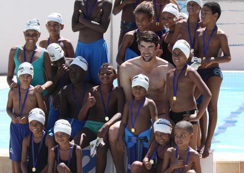 Michael Phelps dá aula para crianças na Rocinha