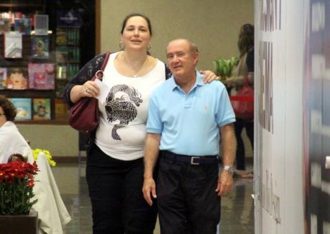  Renato Aragão coloca romance em dia e leva esposa ao cinema