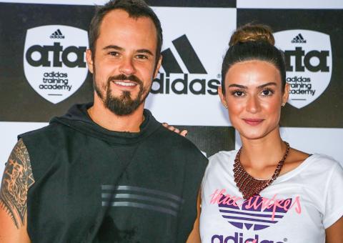 Paulinho Vilhena e Thaila participam de evento com Bia e Branca