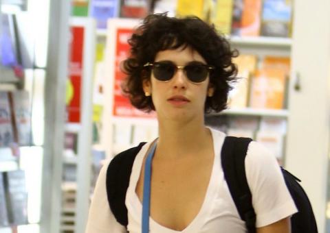 Maria Flor aparece de cabelo curtinho