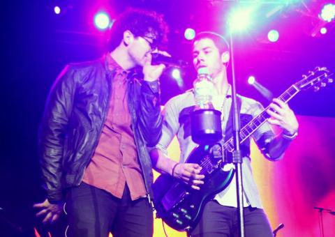 Com fãs eufóricas, Jonas Brothers se apresentam no Rio