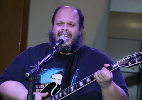  Ed Motta mota faz shows em praça de alimentação