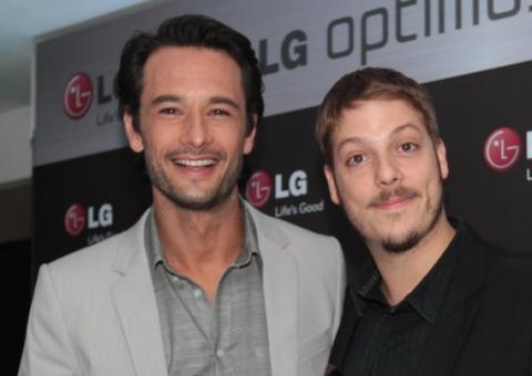 Rodrigo Santoro e Fábio Porchat participam de coletiva em SP