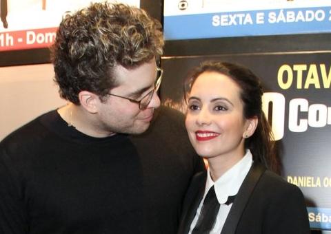  Thiago Fragoso leva esposa para teatro no Rio