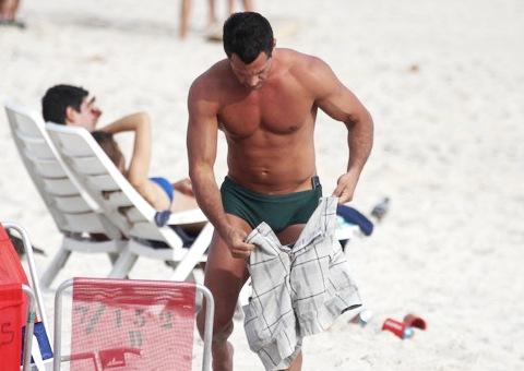  Solteiro, Malvino Salvador curte praia com a filha