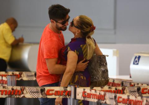  Susana Vieira aproveita fila do aeroporto para namorar