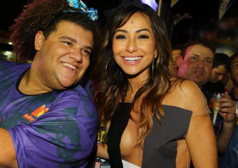 Com decotão, Sabrina Sato curte micareta na Bahia