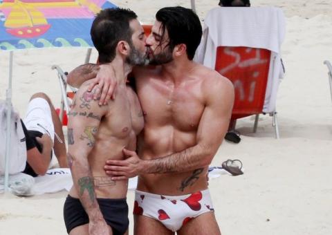 Estilista Marc Jacobs e namorado brasileiro beijam muito na praia
